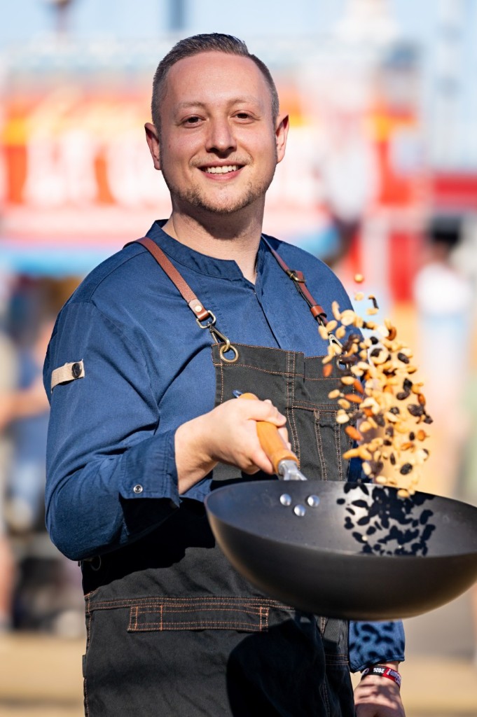 Chef mit Wok — live in der Factory